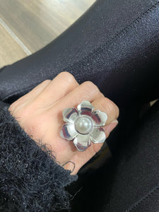Anello regolabile fiore maxi con perla