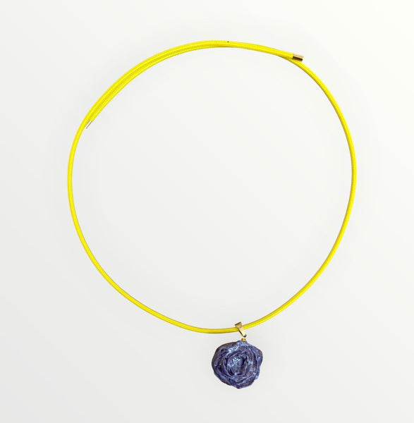 Collana magnetic con charm rosa essiccata viola cordino vari colori