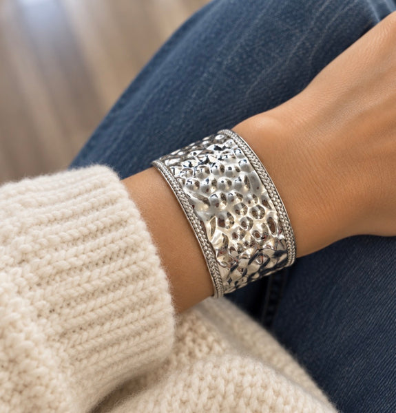 Bracciale manetta martellato due  varianti colore