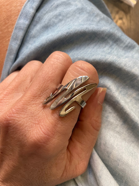 Anello regolabile lettera So Glamour due varianti colore