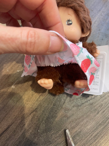 Portachiavi e applique per borsa Monchichi lady abitìno con fragole