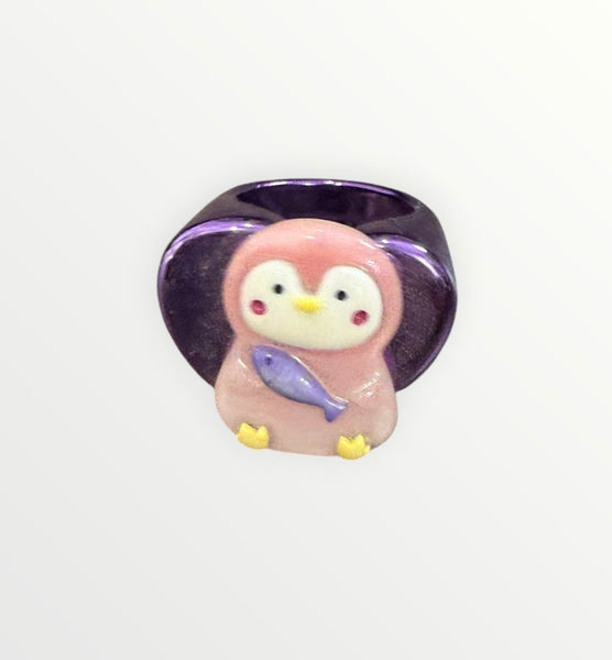 Anello resina metallizzata vari colori  con pinguino