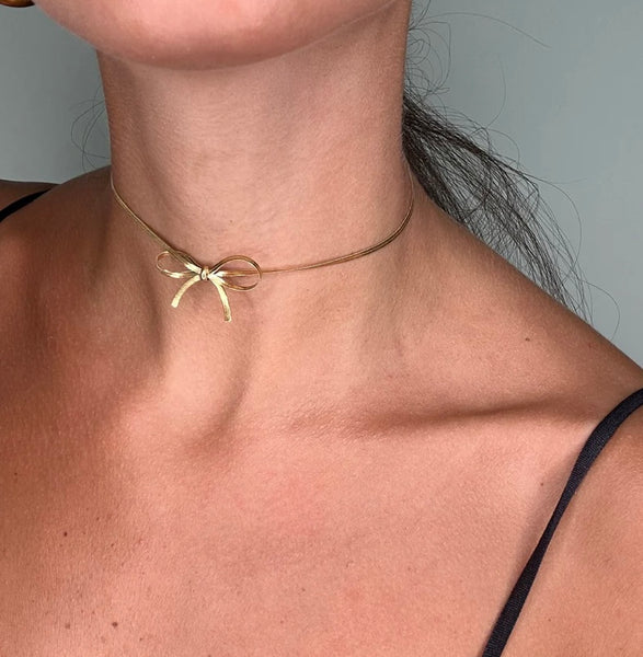 Collana choker snake piatto fiocco due varianti colore