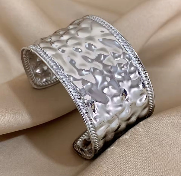 Bracciale manetta martellato due  varianti colore