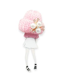 Spilla con modella fashion e cappellino rosa con perle
