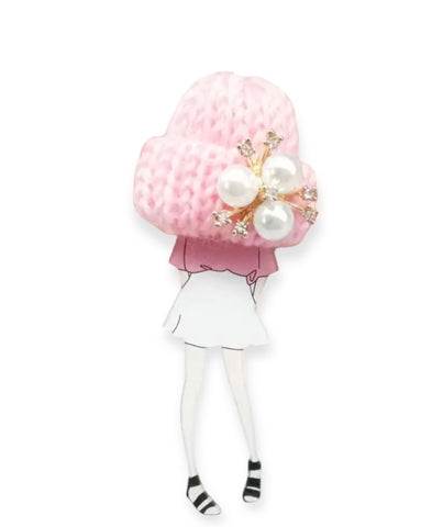 Spilla con modella fashion e cappellino rosa con perle
