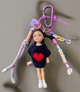 Pimp your Bag Keychain charms per borsa e portachiavi Keychain charms Barbie Shelly capelli castani abitìni nero cuore rosso