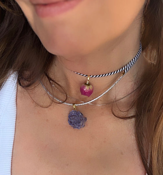 Collana magnetic con charm rosa essiccata crema  cordino vari colori