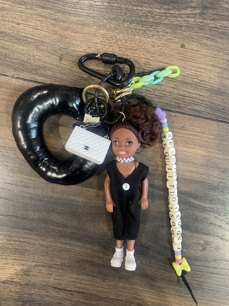Pimp your Bag charms per borsa e
portachiavi Keychain Barbie Shelly
capelli castani ricci con Jampsuit nere