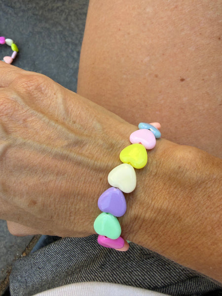 Bracciale colors Beads giro cuori small effetto lucido colori pastello con un solo celeste