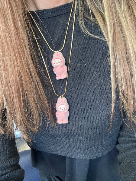 Collana Labubu in piedi vari colori due lunghezze catenina