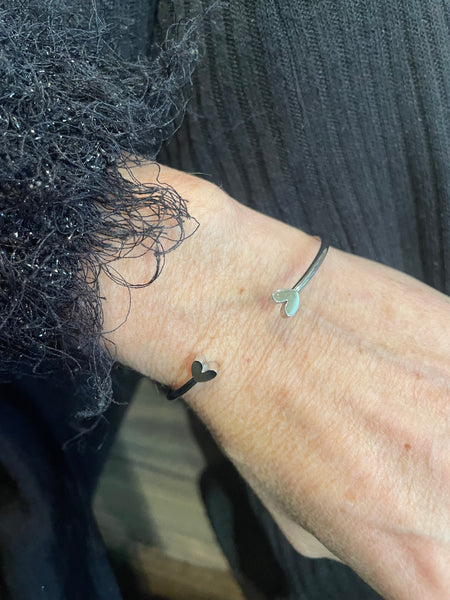 Bracciale rigido regolabile cuori