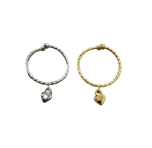 Anello fedina lavorata con Mini cuore puff pendente due varianti colore