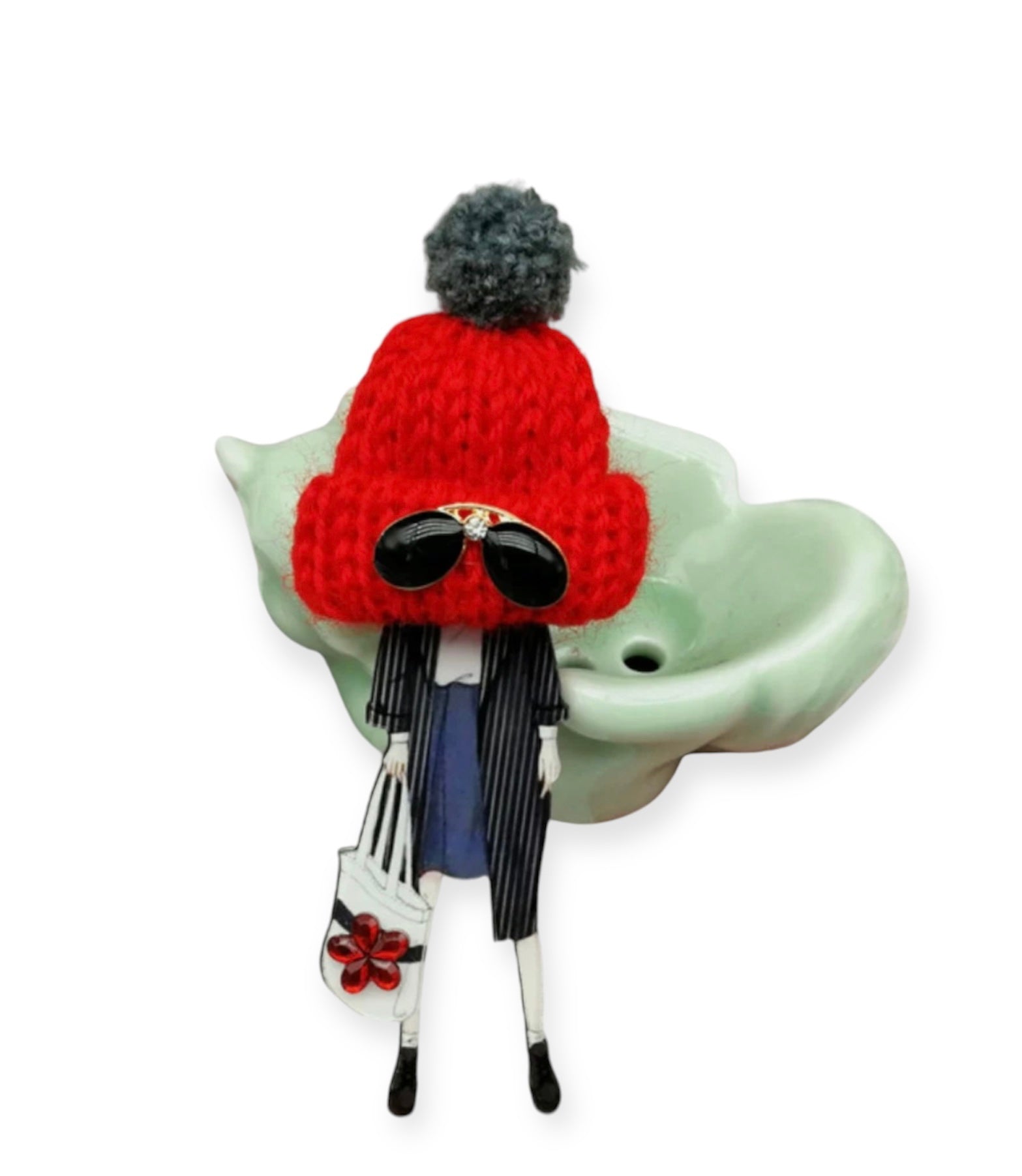 Spilla con modella fashion e cappellino in lana Rosso con ponpon e  occhiali da sole