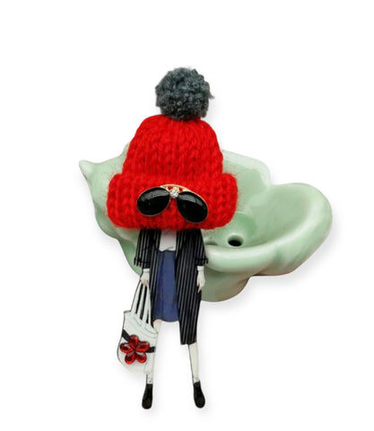 Spilla con modella fashion e cappellino in lana Rosso con ponpon e  occhiali da sole
