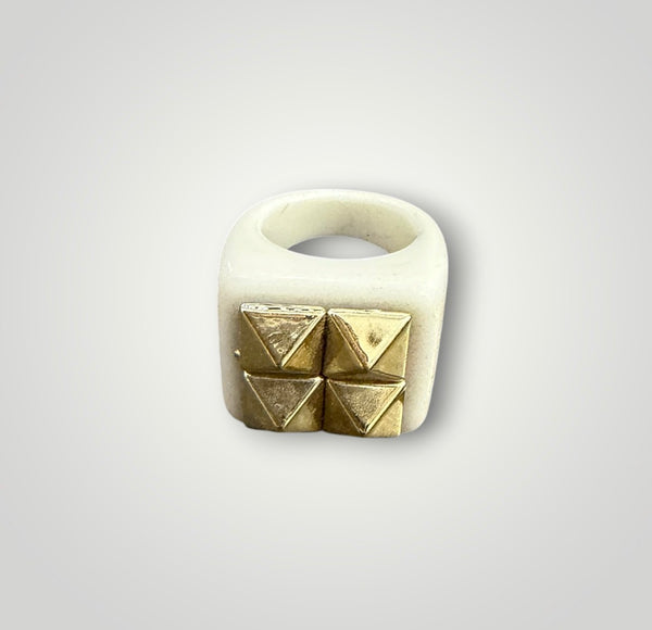 Anello resina borchie piramide vari colori