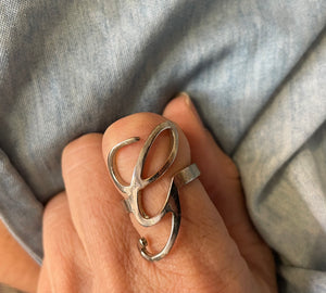 Anello regolabile lettera So Glamour due varianti colore