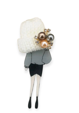 Spilla con modella fashion e cappellino in lana panna con perle