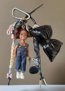 Pimp your Bag Keychain charms per borsa e portachiavi Barbie Shelly castana riccia con salopette jeans
