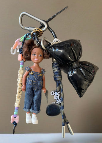Pimp your Bag Keychain charms per borsa e portachiavi Barbie Shelly castana riccia con salopette jeans