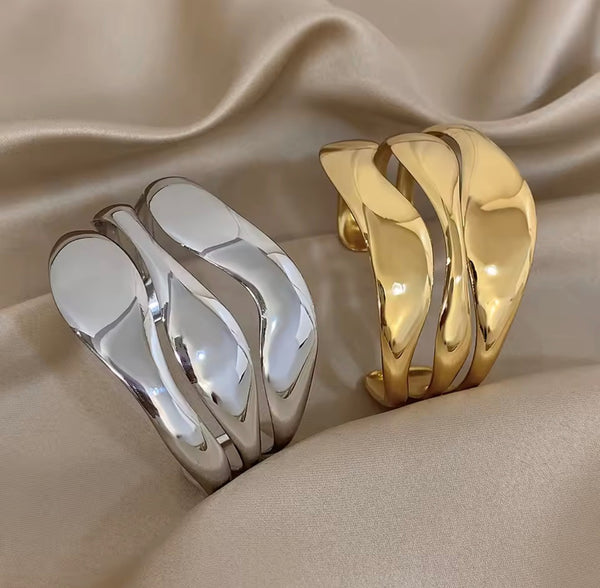 Bracciale manetta ondulato due  varianti colore