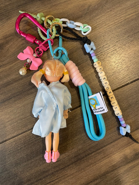 Pino your Bag Keychain charms per borsa e portachiavi Barbie bionda con abitìno celeste