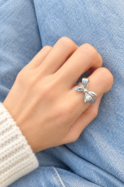 Anello fiocco lavorato regolabile