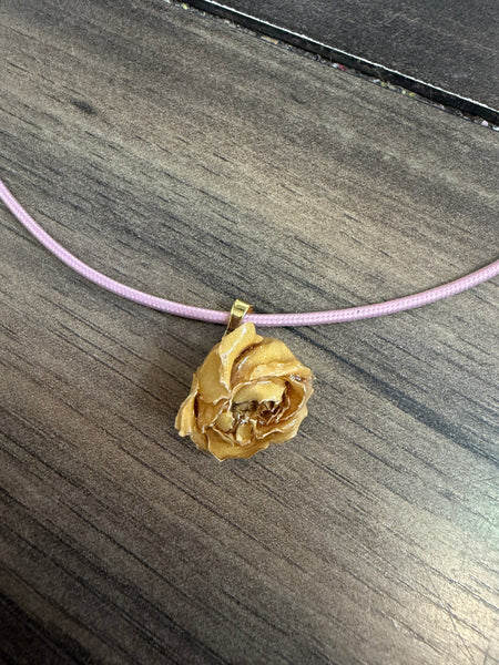 Collana magnetic con charm rosa essiccata crema  cordino vari colori