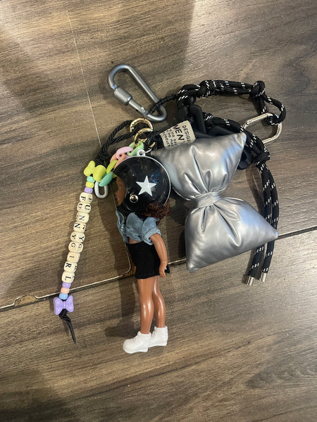 Pimp your Bag Keychain charms
per borsa e portachiavi Barbie
Shelly capelli castani casco nero con stella