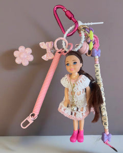 Pimp your Bag charms per borsa e
portachiavi Keychain Barbie Shelly
capelli castani abitìno uncinetto e collana lunga