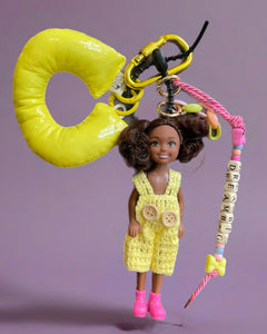 Pimp your Bag charms per borsa e
portachiavi Keychain Barbie Shelly
capelli ricci castani  Jampsuit uncinetto giallo