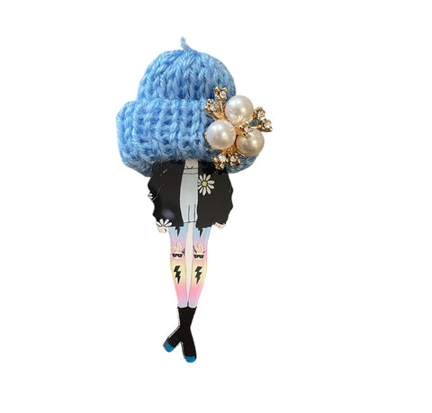 Spilla con modella fashion e cappellino in lana azzurri  con perle