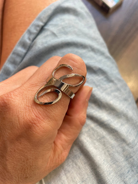 Anello regolabile lettera So Glamour due varianti colore