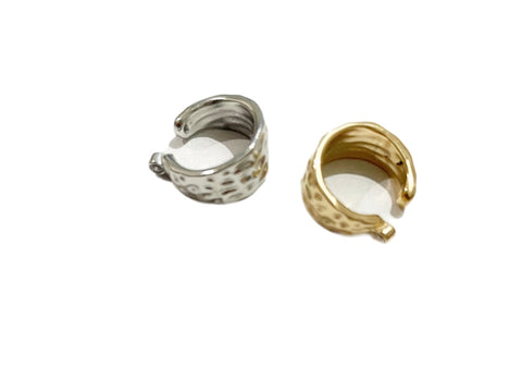 Mono   earcuff martellato con punto luce due varianti colore