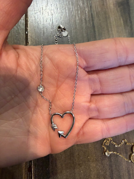 Collana cuore vuoto freccia e punto luce  due   varianti colore
