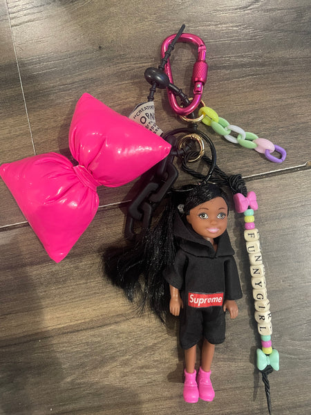 Pimp your Bag Keychain charms
per borsa e portachiavi Barbie
Shelly capelli neri con felpa nera