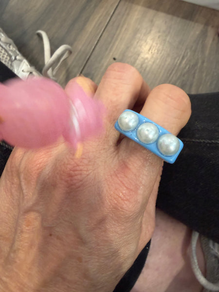 Anello resina con perle  l’anello sceglie dove andare