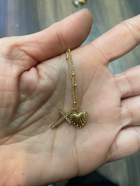 Collana con cuoricino e croce con zirconi due varianti colore