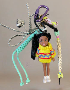 Pimp your Bag Keychain charms per borsa e portachiavi Barbie Shelly mogano con maglioncino giallo
