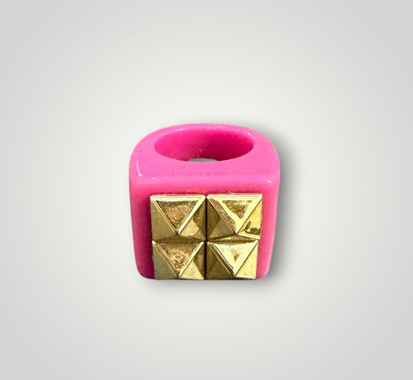 Anello resina borchie piramide vari colori