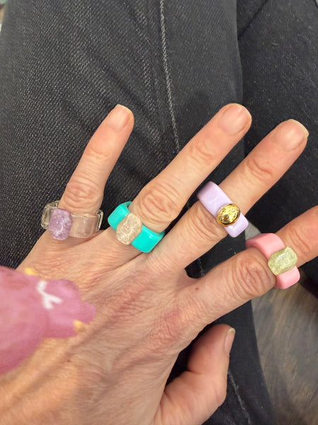 Anello resina fascia quadrata con pietra  l’anello sceglie dove andare vari colori
