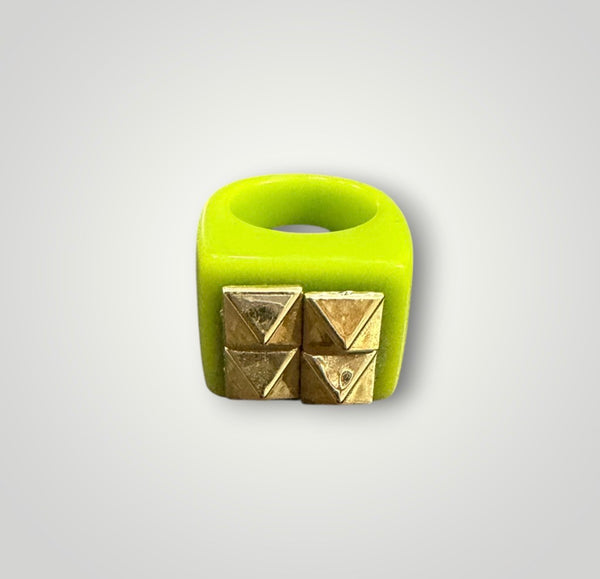 Anello resina borchie piramide vari colori
