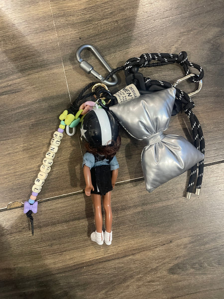 Pimp your Bag Keychain charms
per borsa e portachiavi Barbie
Shelly capelli castani casco nero con stella