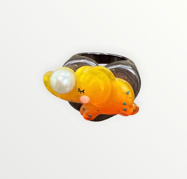 Anello resina metallizzata vari colori con elefantino con perla