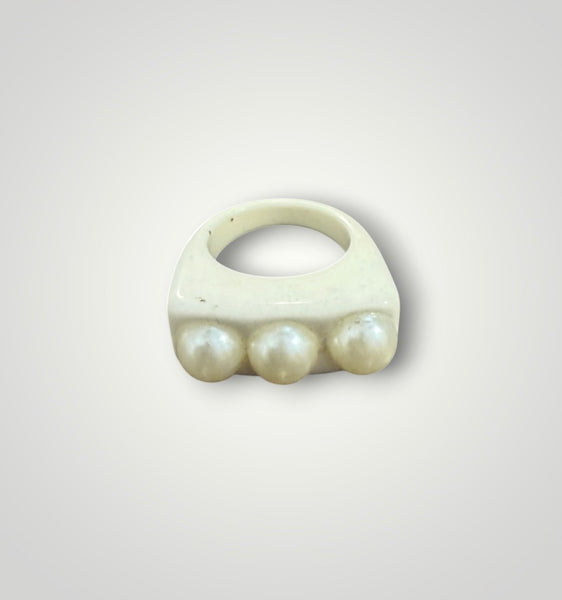 Anello resina con perle  l’anello sceglie dove andare