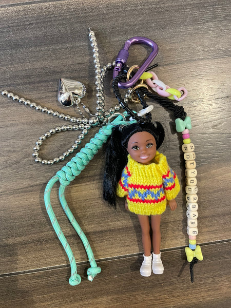 Pimp your Bag Keychain charms per borsa e portachiavi Barbie Shelly mogano con maglioncino giallo