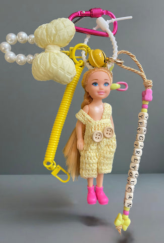 Pimp your Bag charms per borsa e
portachiavi Keychain Barbie Shelly
capelli biondi Jampsuit uncinetto giallo