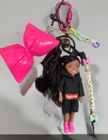 Pimp your Bag Keychain charms
per borsa e portachiavi Barbie
Shelly capelli neri con felpa nera
