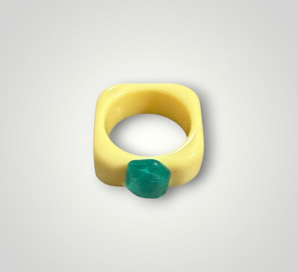 Anello resina fascia quadrata con pietra  l’anello sceglie dove andare vari colori