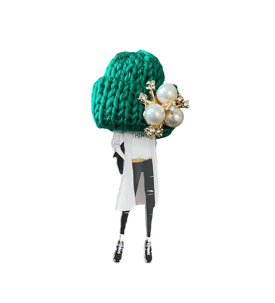 Spilla con modella fashion e cappello in lana verde con perle